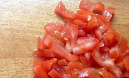 1. Этап. Шаурма с крабовыми палочками: Нарезаем помидор кубиками. Стараемся не давить, чтобы сок не утек.