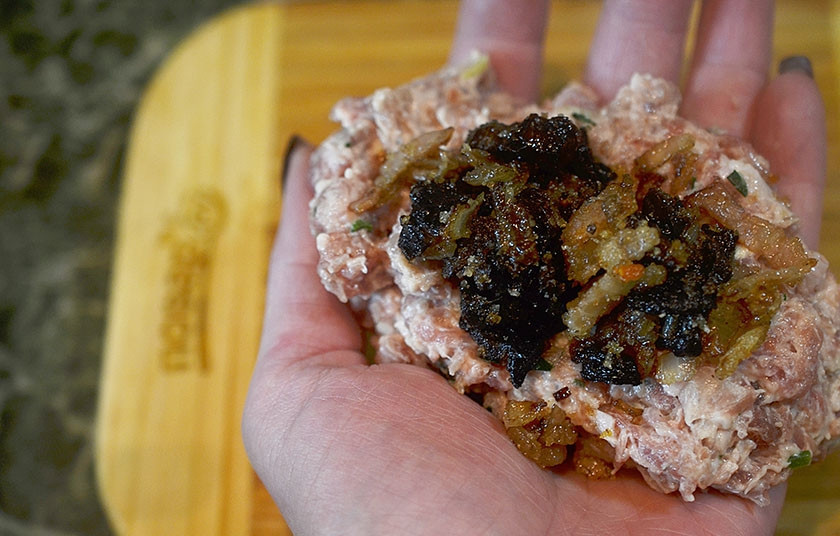 1. Этап. Зразы а-ля Нельсон: 9. Из фарша сделайте лепешку, положите начинку и сформируйте зразы.