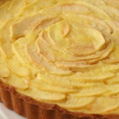 1. Этап. Эльзасский яблочный пирог: 3. Выпекать пирог в течение 50-55 минут, до тех пор, пока яблоки не будут легко протыкаться кончиком ножа. Выложить пирог на стойку и дать ему остыть, чтобы он был чуть выше комнатной температуры. Чтобы сделать яблочную глазурь, довести яблочное желе и воду до кипения в средней кастрюле. С помощью кисти смазать всю поверхность пирога горячим желе. Если яблоки и заварной крем отделились от пирога, используйте глазурь для заполнения трещин. Если вы не используете глазурь, посыпьте пирог сахарной пудрой.