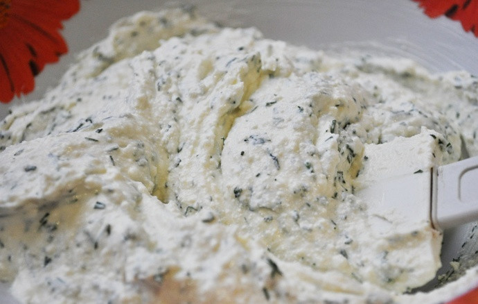 1. Этап. Тонкие лепешки с зеленью: Творог смешайте с зеленью.