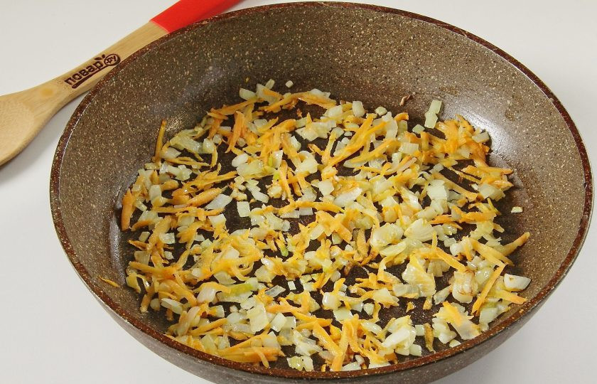 1. Этап. Фаршированные кальмары: 3. Обжарьте овощи на сковороде до мягкости.