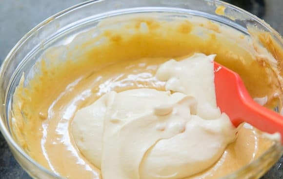 1. Этап. Семифредо: 6. Далее также частями добавьте оставшиеся сливки, осторожно перемешивая массу.