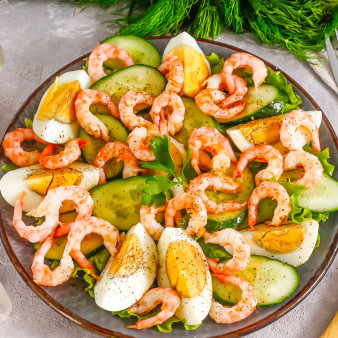 Салат с креветками и соевым соусом