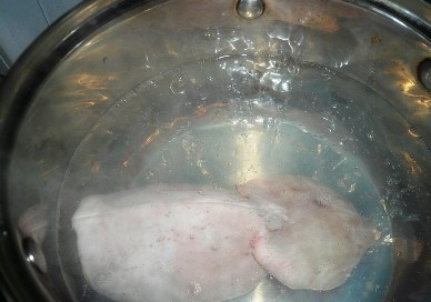 1. Этап. Салат из кальмаров и пекинской капусты: Самое главное — отварить кальмара так, чтобы он не стал жестким и 