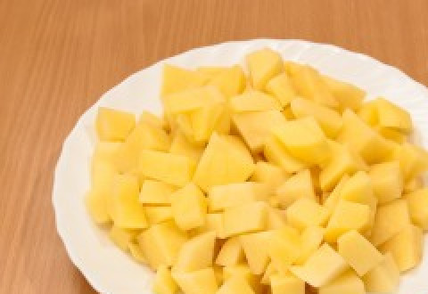 1. Этап. Суп из консервы горбуши: Нарежьте кубиками картофель.