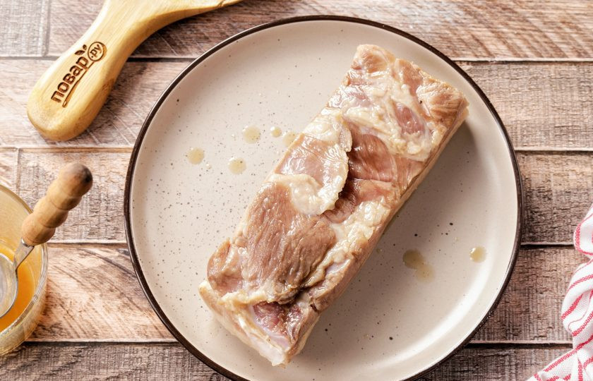 1. Этап. Сало в меду: По истечении времени сало достаньте и обсушите. Со всех сторон смажьте небольшим количеством мёда (хватит 1 ч.л.).