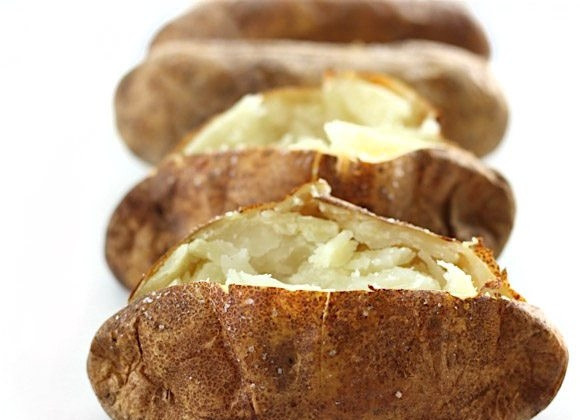 1. Этап. Запеченный картофель с брокколи и сыром: 8. Когда картофель будет готов, разделите его на две части и вилкой немного разомните в середине.