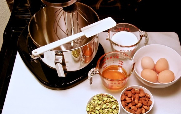 1. Этап. Нуга: 1. Вот такой набор ингредиентов вам потребуется, чтобы повторить этот простой рецепт нуги на вашей кухне.