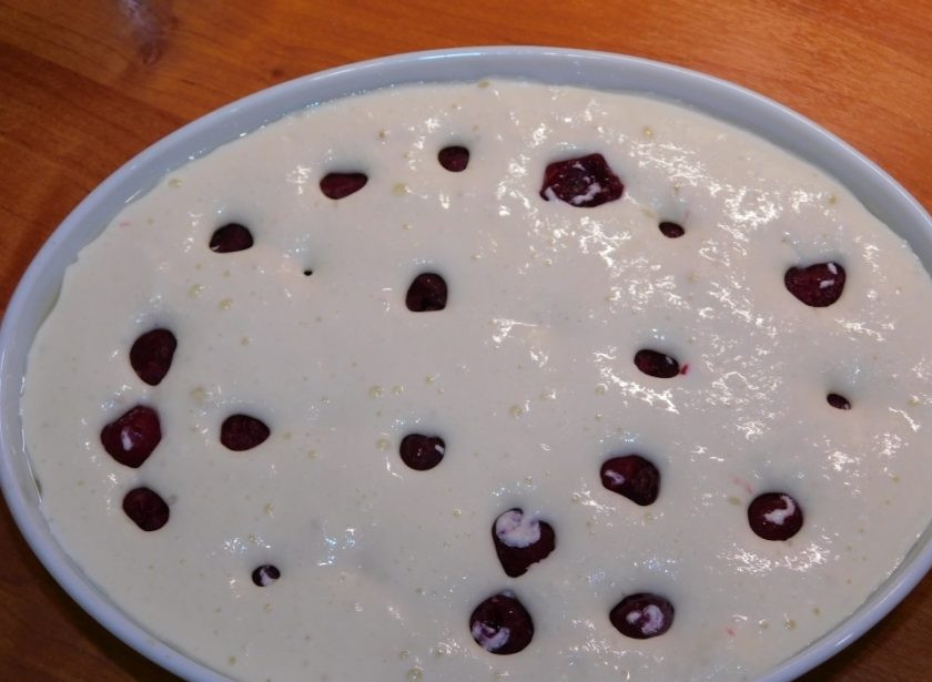 1. Этап. Творожный пудинг с вишней: Введите белки в творожную смесь. Выложите массу в форму для запекания. Разложите сверху ягоды вишни и поставьте в духовку, разогретую до 180 градусов минут на 40.