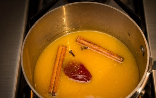 1. Этап. Cоус для утиной грудки апельсиновый: 2. В небольшой сотейник отправьте все ингредиенты для соуса - сок, палочки корицы, мед, чеснок, имбирь, острый перец. На медленном огне уварите соус до загустения не менее получаса.