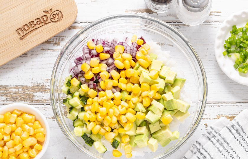 1. Этап. Салат с рисом, кукурузой и майонезом: Слейте жидкость от консервированной кукурузы. Добавьте кукурузу в миску.