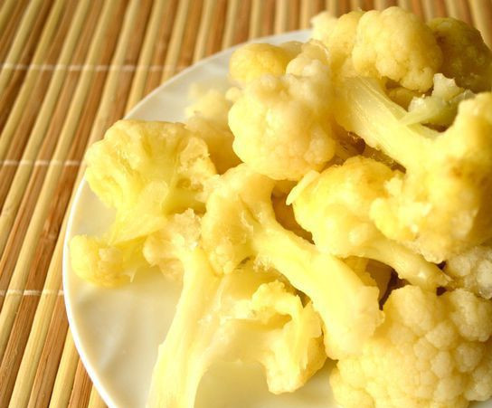 1. Этап. Мясо с цветной капустой в духовке: 4. Выкладываем капусту с мясом в форму для запекания, после чего заливаем яичной смесью.