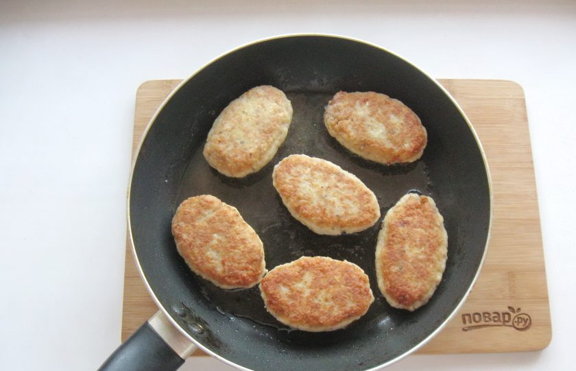 1. Этап. Рыбные котлеты с майонезом: Обжарьте котлеты с обеих сторон до золотистой корочки.