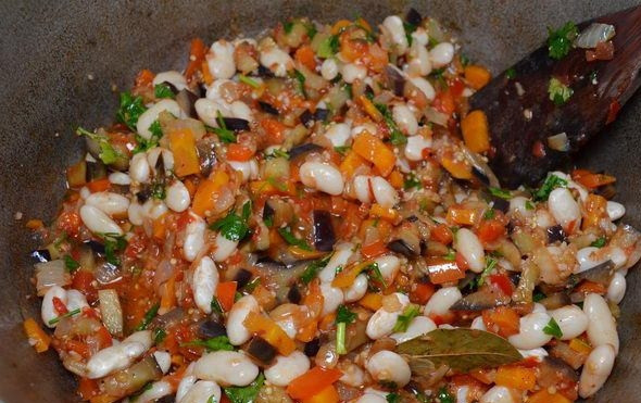 1. Этап. Лобио из белой фасоли: 10. В самую последнюю очередь добавляем готовую фасоль и немного воды. Тушим, пока не испарится вся вода.