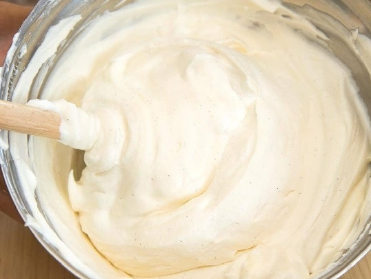 1. Этап. Крем для эклеров со сгущенкой: 7. Ну вот и все, классный воздушный крем для готов! Осталось только наполнить им эклеры и наслаждаться результатом.