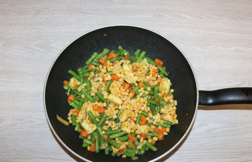 1. Этап. Рис с курицей и фасолью: Добавьте кукурузу, перемешайте, обжаривайте 2-3 минуты.