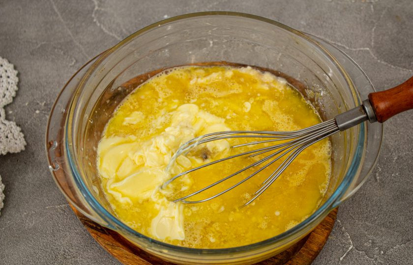 1. Этап. Шоколадно-банановый пирог Брауни: Влейте растопленное сливочное масло и снова тщательно перемешайте.