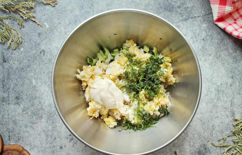 1. Этап. Салат с треской и кукурузой: Зелень мелко порежьте и выложите в салатник. Салат посолите, заправьте майонезом и перемешайте.