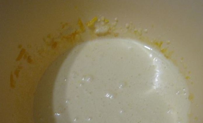 1. Этап. Бисквитное тесто со сметаной: Взбиваем массу до белого цвета.