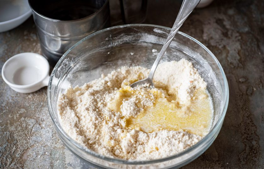 1. Этап. Печенье Арахисовые палочки: Залейте растопленное сливочное масло и также вмешайте его.