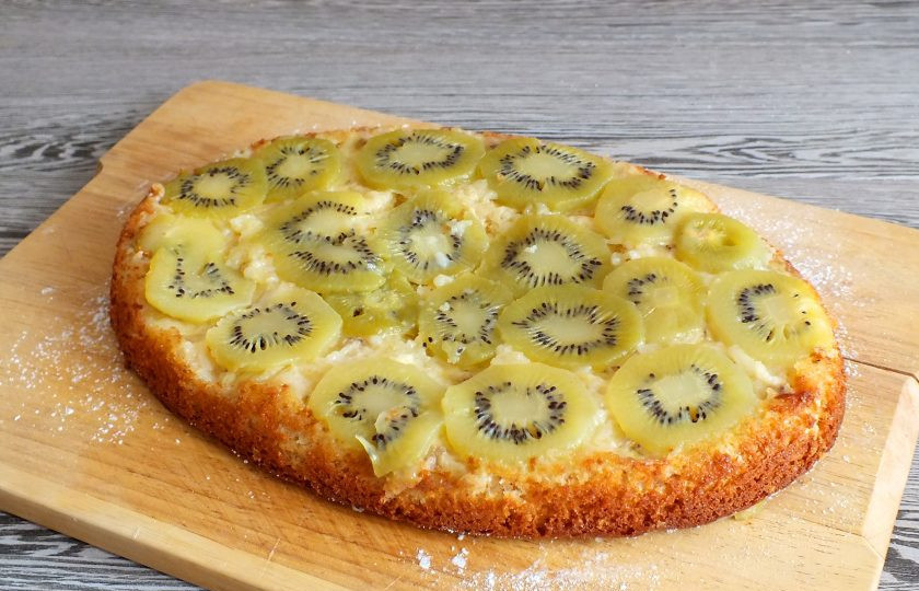 1. Этап. Пирог с бананами и киви: Блюдо или доску присыпьте сахарной пудрой. Аккуратно переверните пирог на блюдо или доску, чтобы фруктовый слой был сверху. Полностью охладите и подавайте на стол.