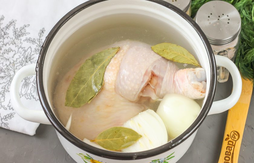 1. Этап. Бульон из куриных окорочков: Влейте холодную воду и поместите емкость на плиту. Помните, для получения вкусного бульона окорочка заливайте холодной водой, для получения вкусного мяса — горячей. Если вы готовите куриный бульон для детей, залейте окорочок водой и доведите жидкость до кипения, слейте вместе с пеной, так как в первом бульоне будет высокое содержание антибиотиков и т.д. Затем залейте снова холодной водой и отварите второй раз.