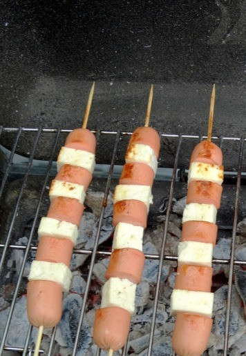 1. Этап. Пикантные шашлычки из сосисок и сыра: Подрумянить со всех сторон.