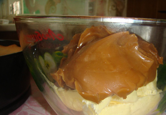 1. Этап. Торт Сникерс: Сгущенное молоко и масло хорошо взбить. Затем добавить арахис и крекер. Перемешать.