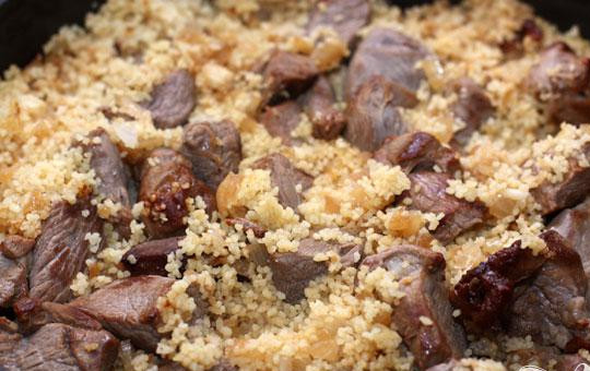 1. Этап. Баранина с кус-кусом: 6. Плотно накрываем крышкой, настаиваем 5-7 минут. Кускус впитывает воду, пропитываясь мясным ароматом.