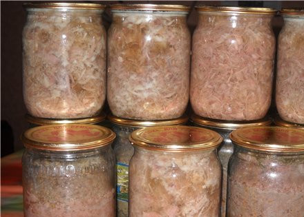 1. Этап. Холодец в банках на зиму: Затем заливаем в стерильные банки, закрываем и под шубу. Потом переворачиваем, чтобы жир наверх переместился. Вот наш холодец в банках на зиму и готов. Подавать потом можно нарезанным на кусочки на тарелочке с зеленью. Приятного аппетита!