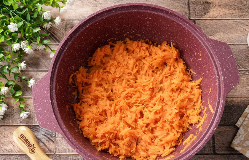 1. Этап. Литовская морковная запеканка Морку апкяпасс: Периодически перемешивайте. Морковь должна стать мягкой. Если готовите в обычной посуде, то воды добавьте больше — 75 мл.