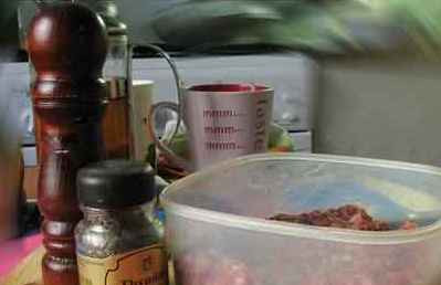 1. Этап. Запеканка из говядины: Фарш заправить луком, специями.