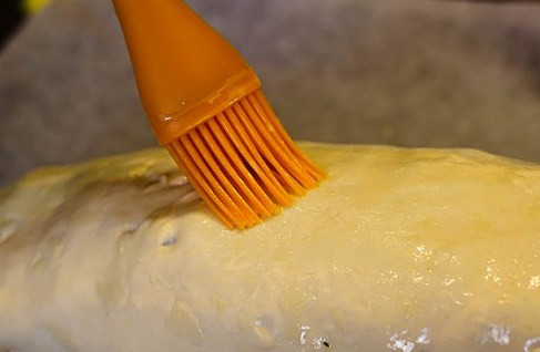 1. Этап. Свинина в тесте в духовке: Затем заворачиваем мясо в беконе в тесто, тщательно защипываем края теста. Выкладываем свинину в тесте на противень, застеленный бумагой для выпечки, и смазываем желтком.