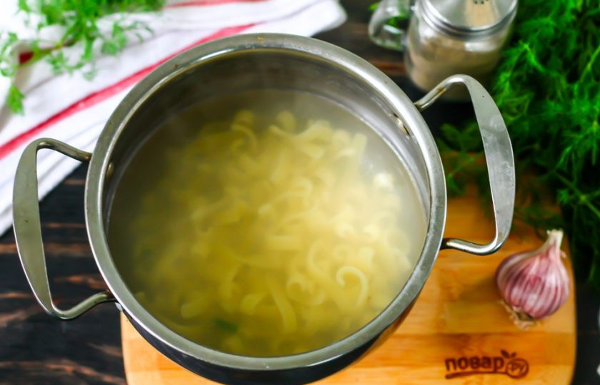 1. Этап. Паста с лососем: Вскипятите воду в кастрюле или ковше, добавьте туда щепотку соли и всыпьте пасту. Отварите согласно инструкции на упаковке (примерно 7-10 минут).