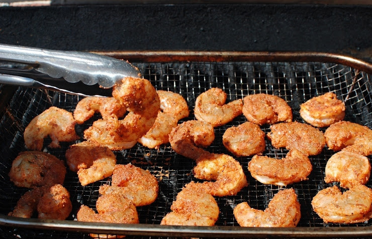 1. Этап. Паста с жареными креветками и лимонно-чесночным маслом: Жарим буквально 3-4 минуты, не больше. Обычно готовые креветки приобретают розовый цвет, однако наши будут красными - это из-за паприки.