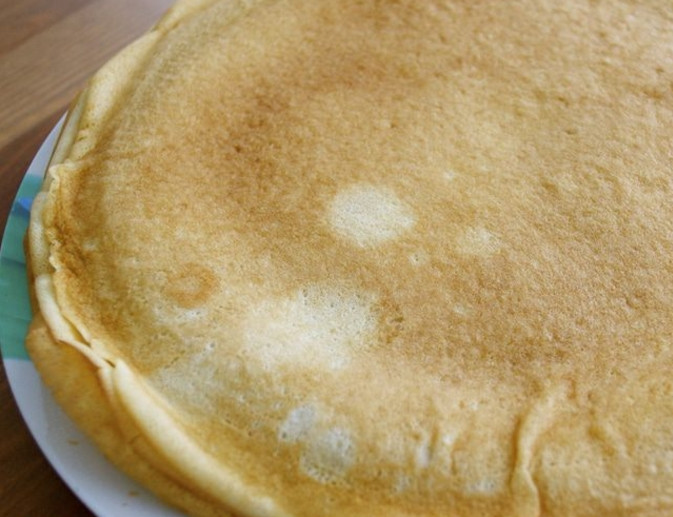 1. Этап. Блины с капустой и яйцом: 6. На отдельной сковороде с добавлением растительного масла обжарьте блины. Выложите их стопкой.