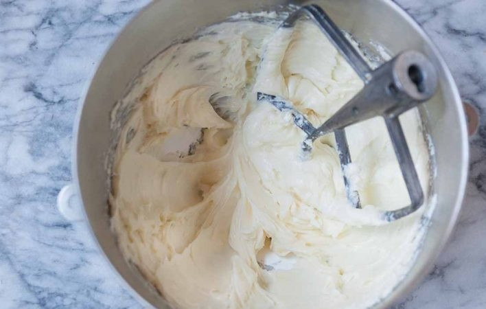 1. Этап. Ванильный чизкейк без выпечки: 9. С помощью миксера смешайте сыр с пудрой до однородной массы, добавьте ванильный экстракт. Разрежьте ванильную палочку и ножом достаньте семена, добавьте их также к сыру.