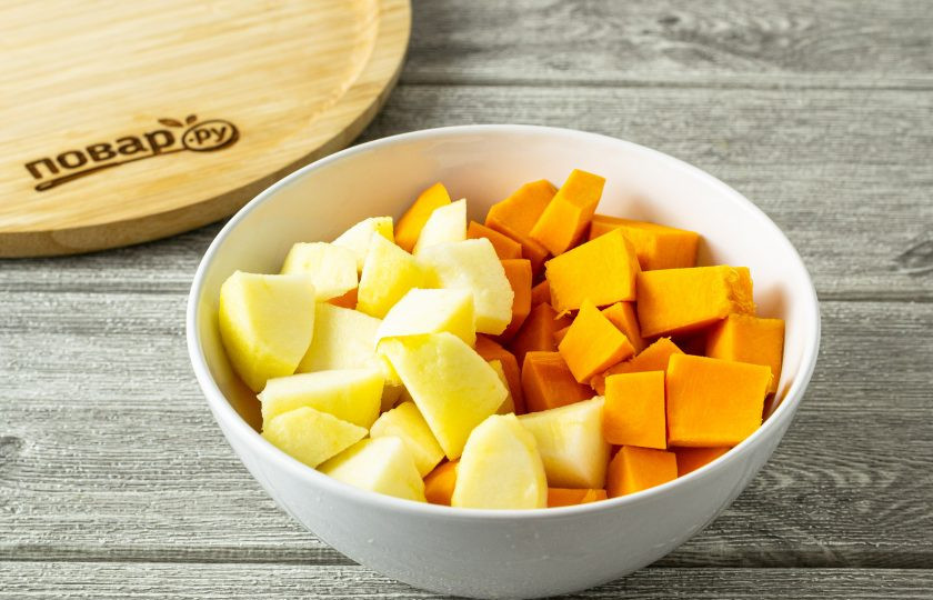 1. Этап. Сок из тыквы и яблок на зиму: Яблоки и тыкву помойте, очистите от кожуры и нарежьте кубиками среднего размера.