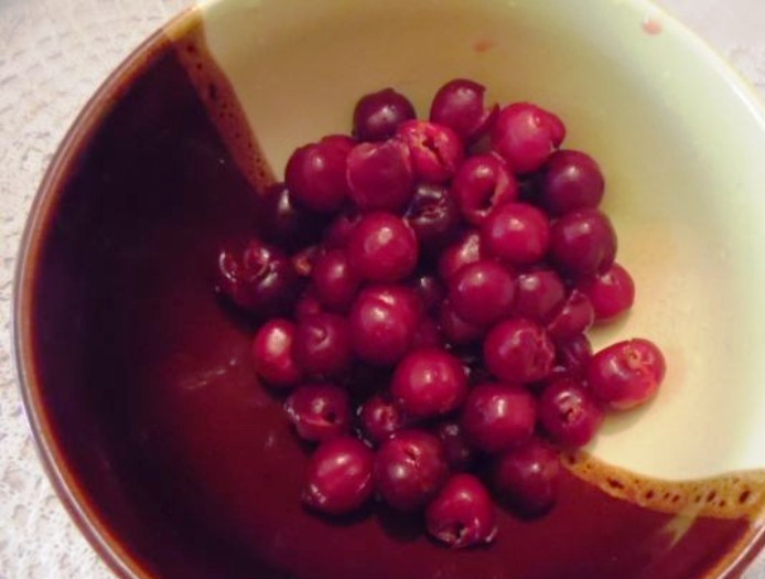 1. Этап. Пирог с вишней на кефире: Освободите вишни от косточек, посыпьте немного сахаром.