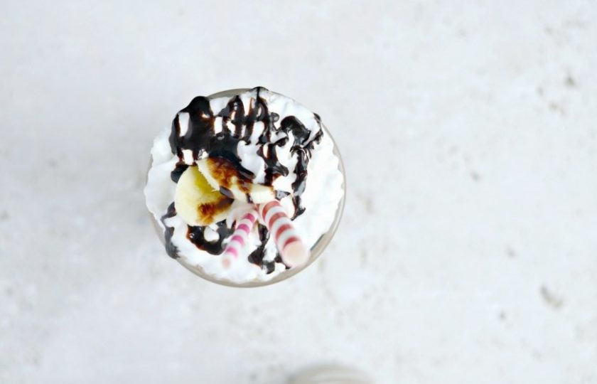 1. Этап. Банановый милкшейк: 5. Подавайте милкшейк со взбитыми сливками, шоколадным сиропом, бананом и трубочкой. Приятной дегустации!