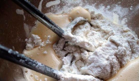 1. Этап. Бисквит в силиконовой форме: 5. Частями добавляем муку.