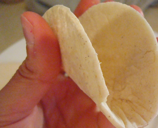 1. Этап. Мексиканское тако: 8. Снимите со сковороды и сразу же сверните вот так. Если лепешка остынет, она будет просто трескаться.