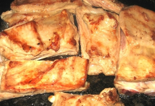 1. Этап. Щи боярские: Мясо порежем на порционные куски, обжарим на сливочном масле (половине) до небольшой корочки. Переложим мясо в кастрюлю, зальем водой и проварим 40 минут.