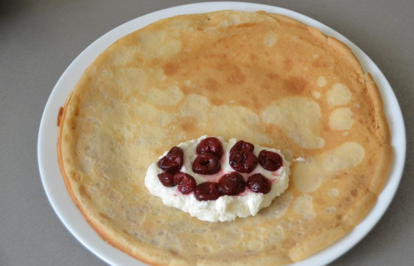 1. Этап. Сладкие начинки для блинов: Четвертую начинку из рикотты и вишни выложите в центр блина, рикотту и вишню не перемешивайте.