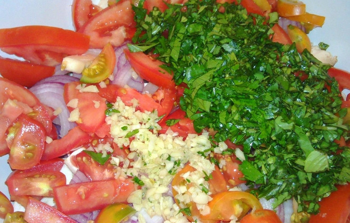 1. Этап. Салат с барбарисом: Добавляем измельченный чеснок.