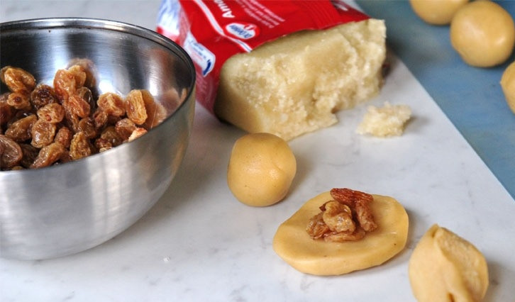 1. Этап. Пряник медовый: По истечению двух дней достаньте тесто из холодильника и освободите от пищевой пленки. Дайте ему немного нагреться в тепле. Затем формируйте из теста небольшие лепешки и начиняйте их изюмом и кусочками марципана. Формируйте прянички и выкладывайте их на противень. Выпекайте блюдо при ста восьмидесяти градусах около двадцати минут.