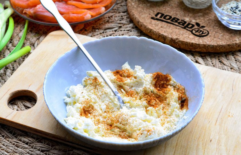 1. Этап. Тарталетки с творогом и форелью: Творог перемешайте со сметаной, добавьте молотую паприку по вкусу. Соль — по желанию.