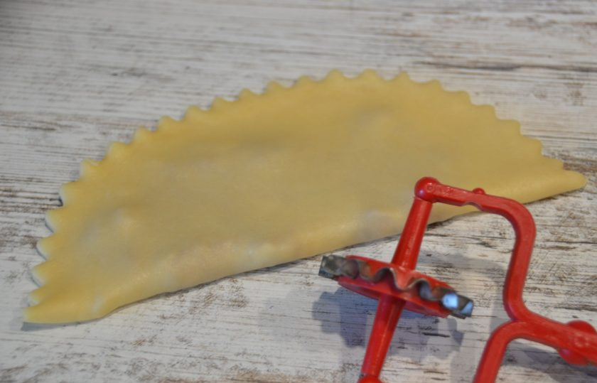 1. Этап. Чебуреки из говядины: Фигурным ножом обрежьте край, если тесто плохо защипнулось. Закрепите края пальцами, чтобы при жарке чебурек не раскрылся.