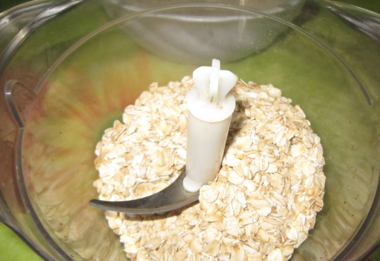 1. Этап. Печенье из банана и овсянки: Половину стакана овсяных хлопьев измельчите в блендере так, чтобы получилась мелкая крошка, но не овсяная мука.