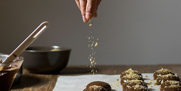 1. Этап. Печенье без яиц и молока: 3. Растопим шоколад в микроволновке или на водяной бане, польем им печенье. Остатками орешков декорируем.